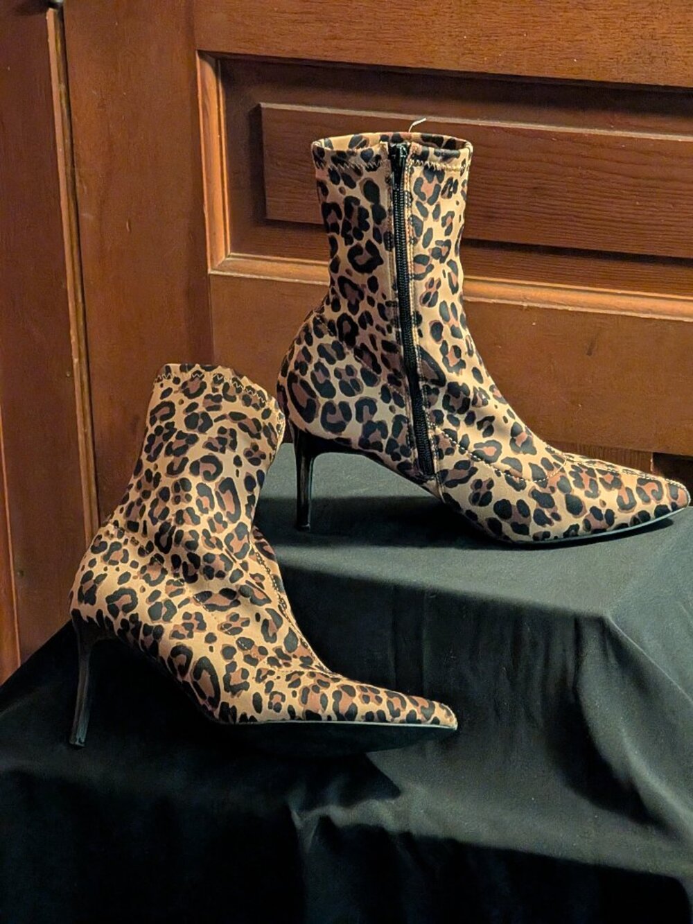 Sleek MIX #6 Ankle high Shoe boots -Size 9M  -Leopard pattern -Side zipper